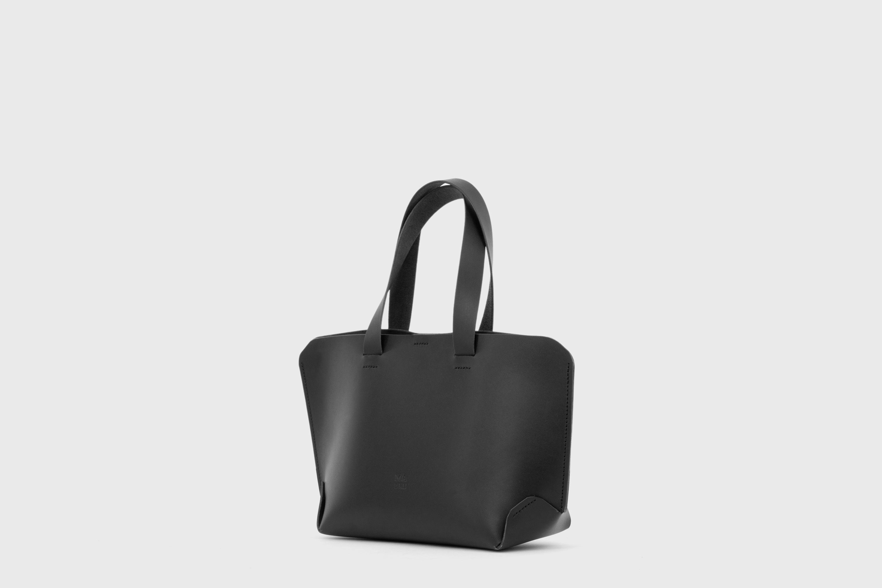 Medium Tote Bag Black Color Leather Premium Quality Minimalist Modern Design Atelier Madre Manuel Dreesmann Barcelona Spain