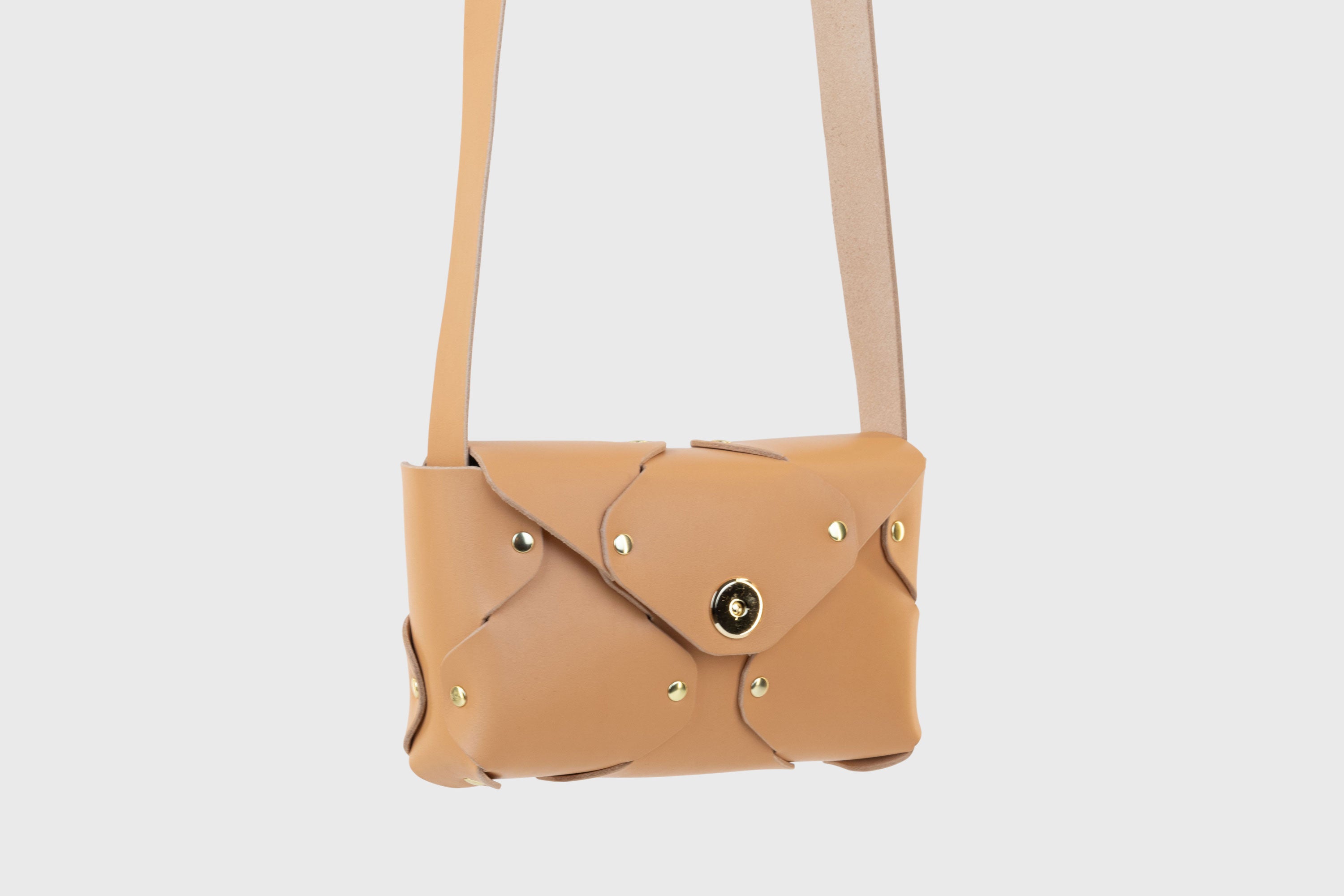 Tamara Bag Brown Color Leather Vegetable Tanned Leather Minimalist Modern Design Rivets Brass Premium Shoulderbag Atelier Madre Manuel Dreesmann Barcelona Spain