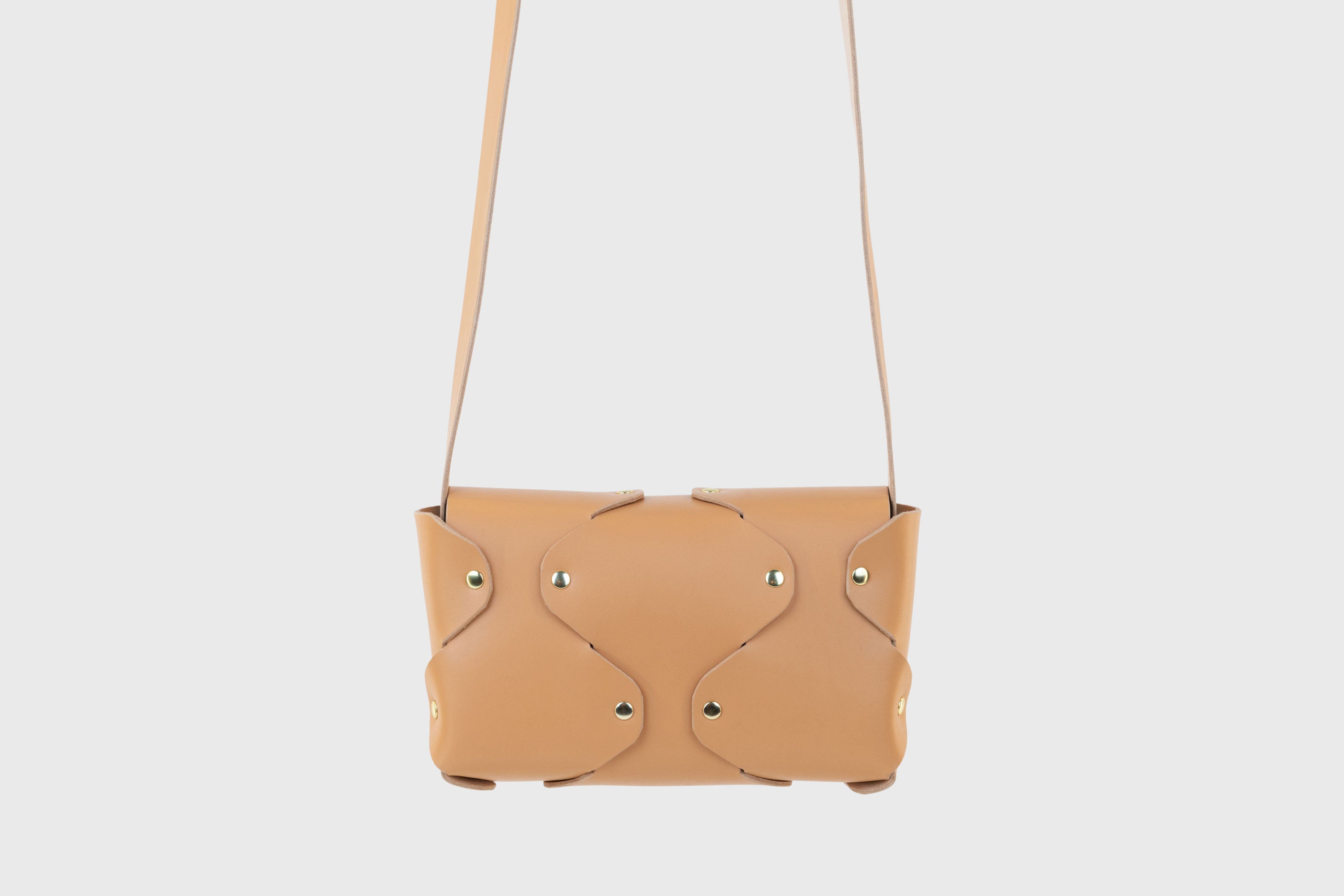 Tamara Bag Brown Color Leather Vegetable Tanned Leather Minimalist Modern Design Rivets Brass Premium Shoulderbag Atelier Madre Manuel Dreesmann Barcelona Spain