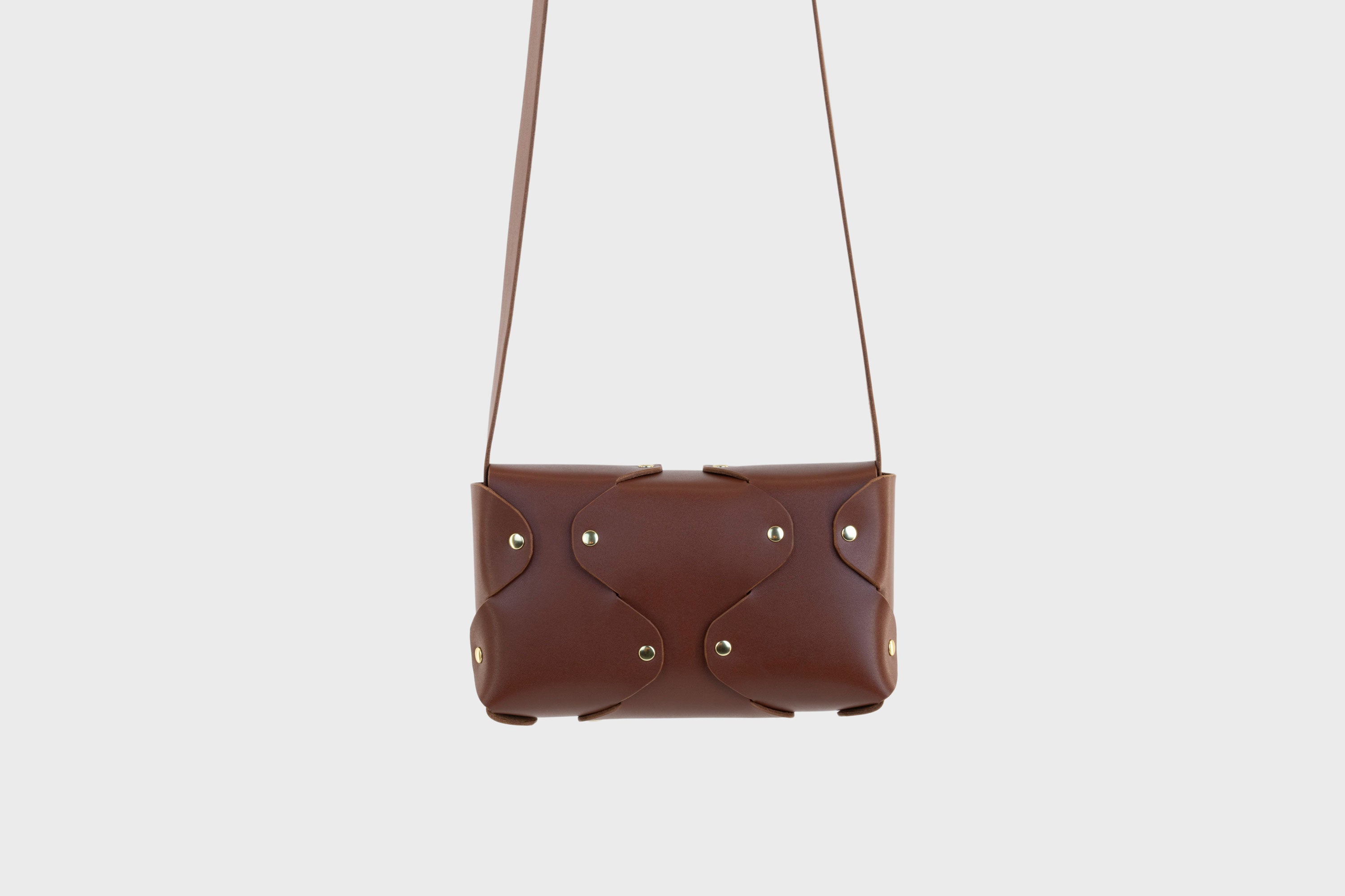 Tamara Bag Dark Brown Color Leather Vegetable Tanned Leather Minimalist Modern Design Rivets Brass Premium Shoulderbag Atelier Madre Manuel Dreesmann Barcelona Spain