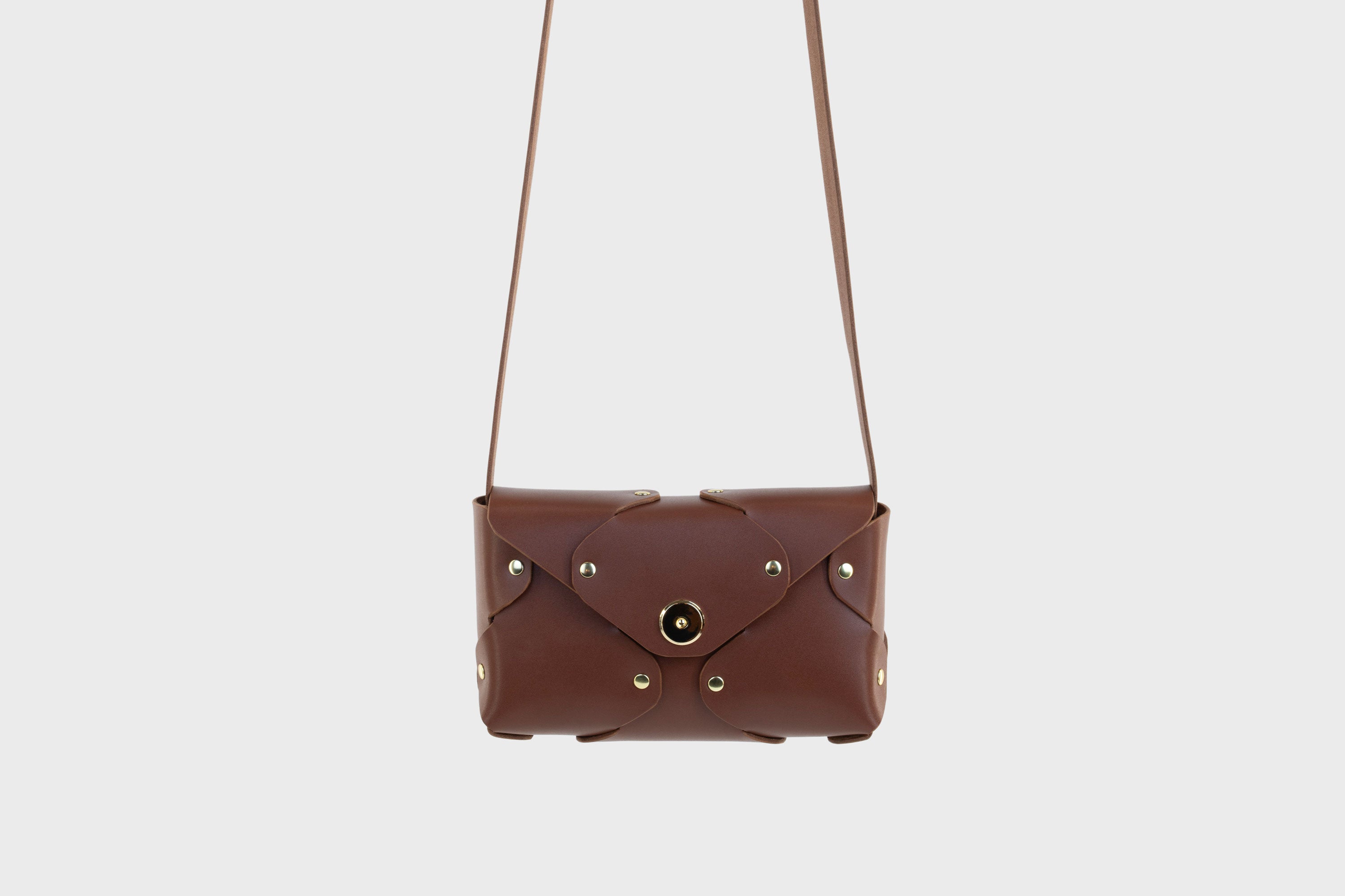 Tamara Bag Dark Brown Color Leather Vegetable Tanned Leather Minimalist Modern Design Rivets Brass Premium Shoulderbag Atelier Madre Manuel Dreesmann Barcelona Spain