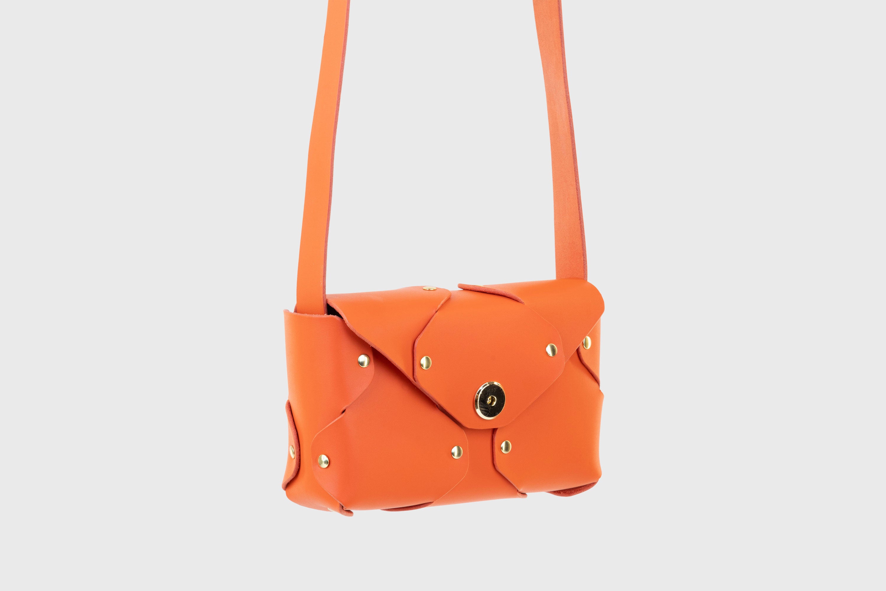 Tamara Bag Orange Color Leather Vegetable Tanned Leather Minimalist Modern Design Rivets Brass Premium Shoulderbag Atelier Madre Manuel Dreesmann Barcelona Spain