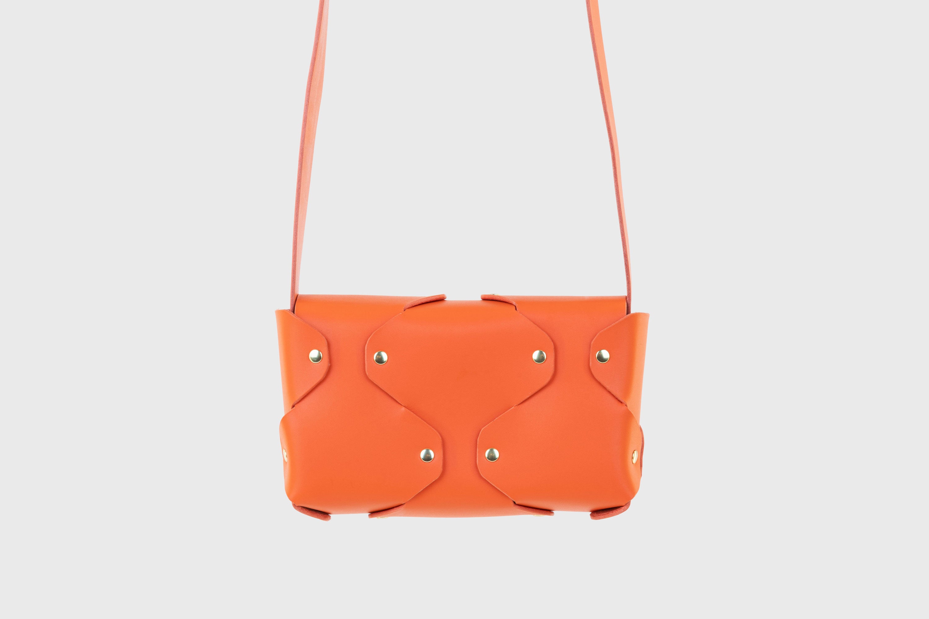 Tamara Bag Orange Color Leather Vegetable Tanned Leather Minimalist Modern Design Rivets Brass Premium Shoulderbag Atelier Madre Manuel Dreesmann Barcelona Spain