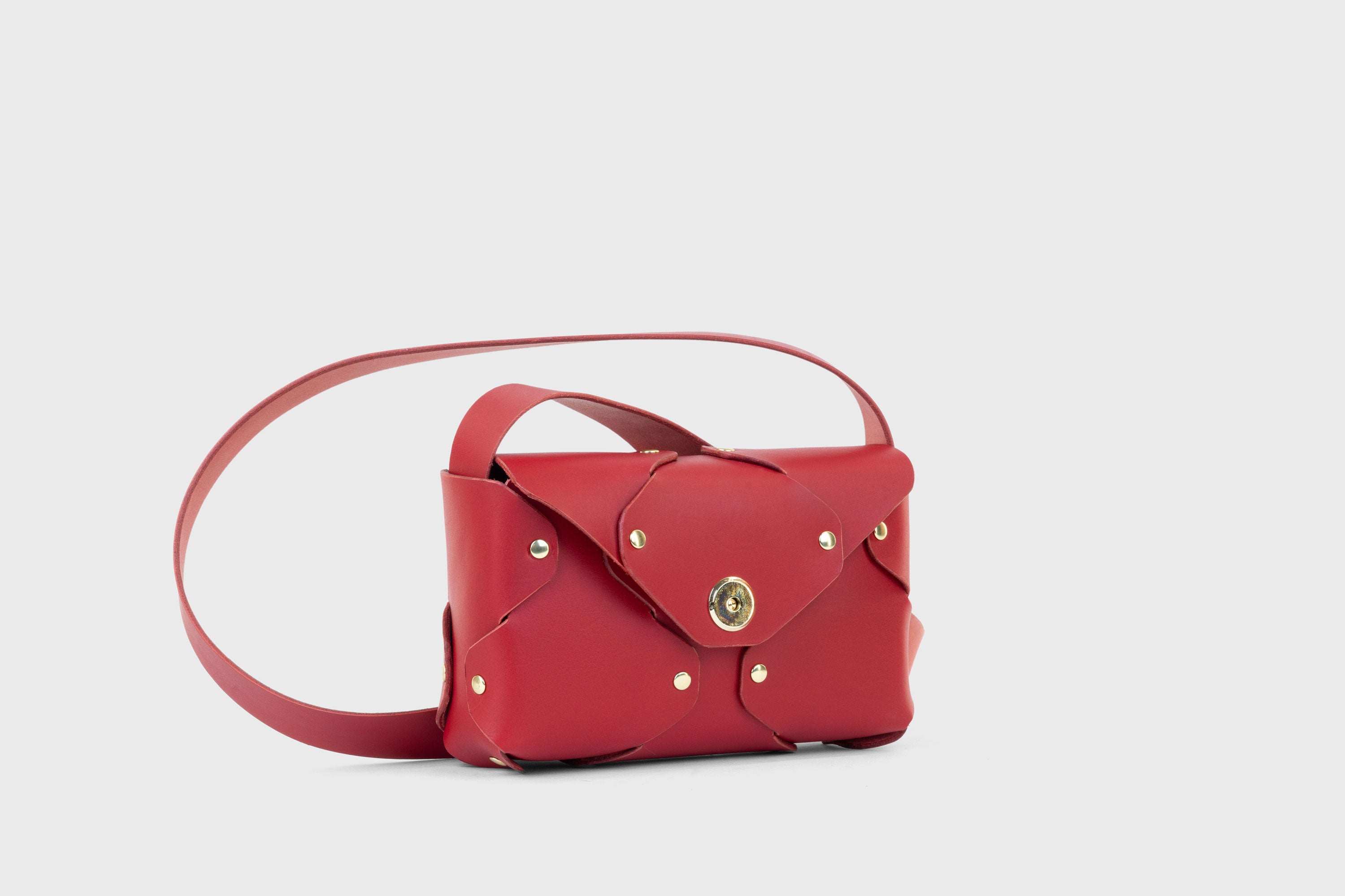 Tamara Bag Red Color Leather Vegetable Tanned Leather Minimalist Modern Design Rivets Brass Premium Shoulderbag Atelier Madre Manuel Dreesmann Barcelona Spain