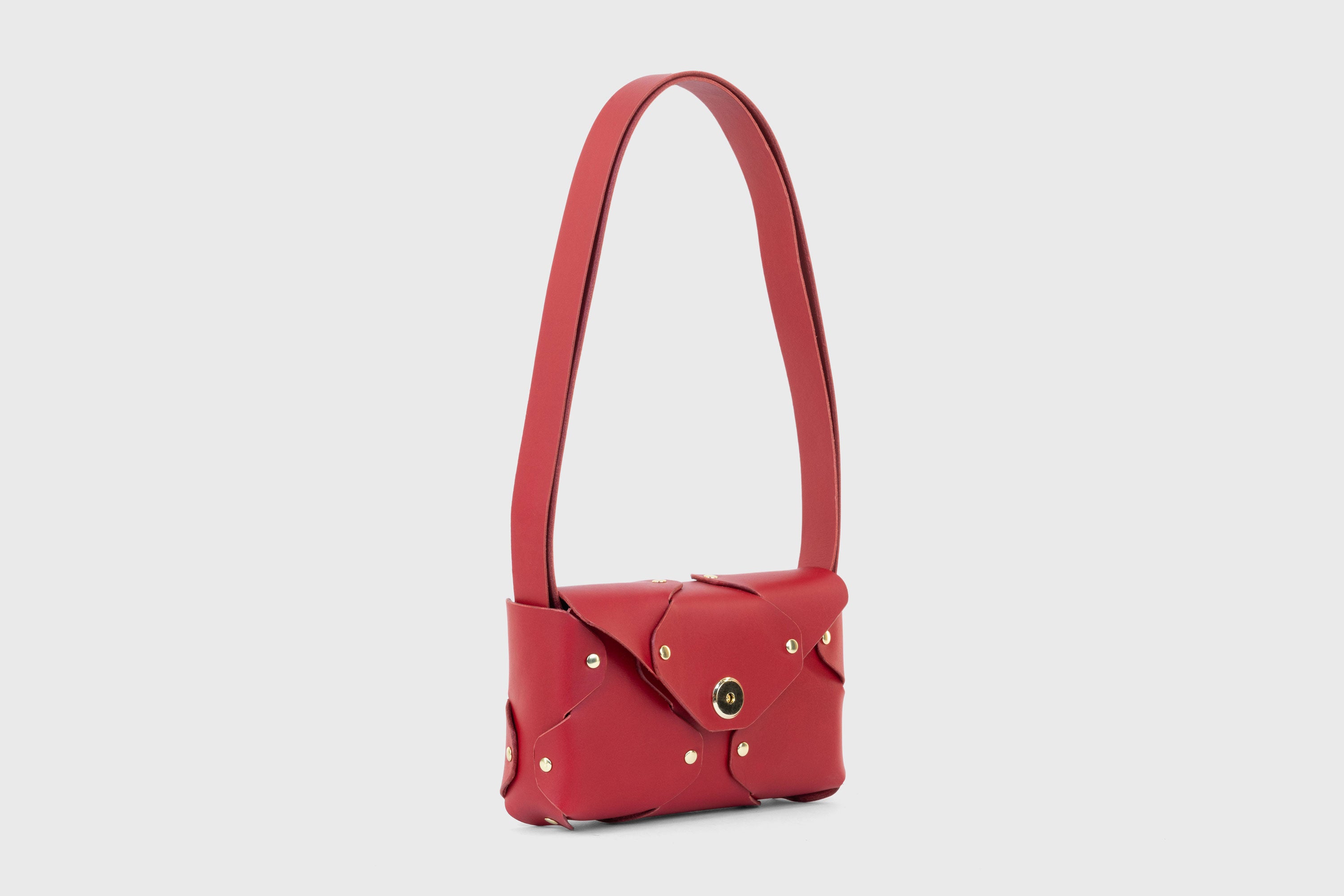 Tamara Bag Red Color Leather Vegetable Tanned Leather Minimalist Modern Design Rivets Brass Premium Shoulderbag Atelier Madre Manuel Dreesmann Barcelona Spain