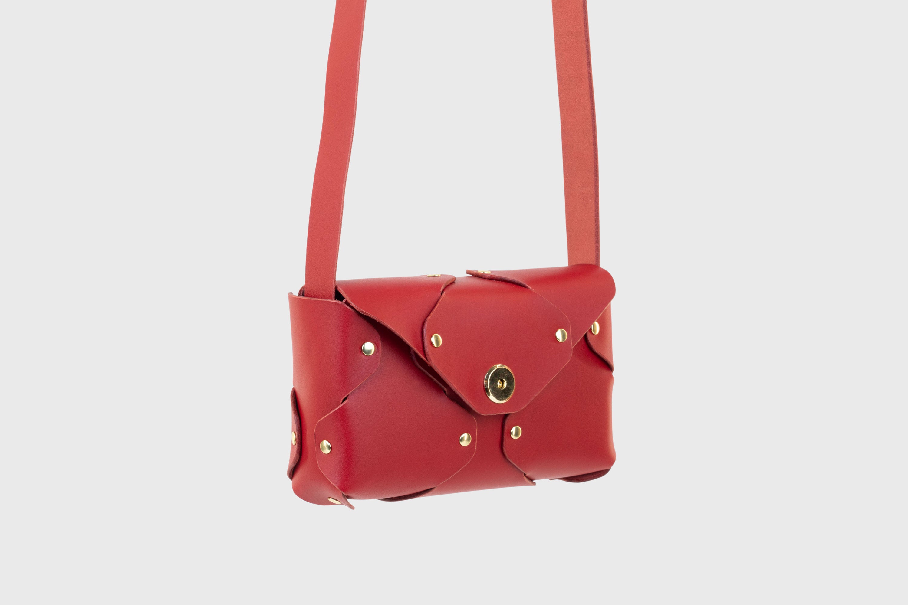 Tamara Bag Red Color Leather Vegetable Tanned Leather Minimalist Modern Design Rivets Brass Premium Shoulderbag Atelier Madre Manuel Dreesmann Barcelona Spain