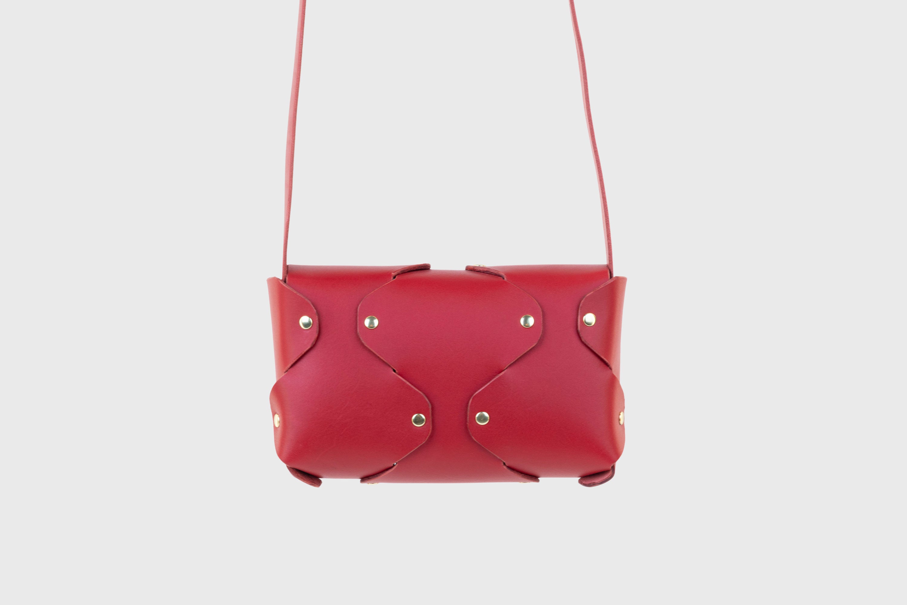 Tamara Bag Red Color Leather Vegetable Tanned Leather Minimalist Modern Design Rivets Brass Premium Shoulderbag Atelier Madre Manuel Dreesmann Barcelona Spain