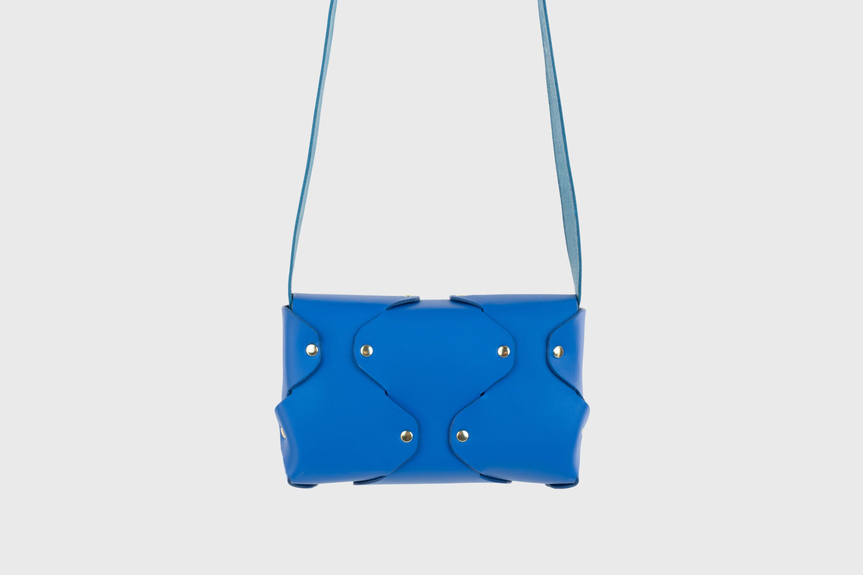 Tamara Bag Royal Blue Color Leather Vegetable Tanned Leather Minimalist Modern Design Rivets Brass Premium Shoulderbag Atelier Madre Manuel Dreesmann Barcelona Spain