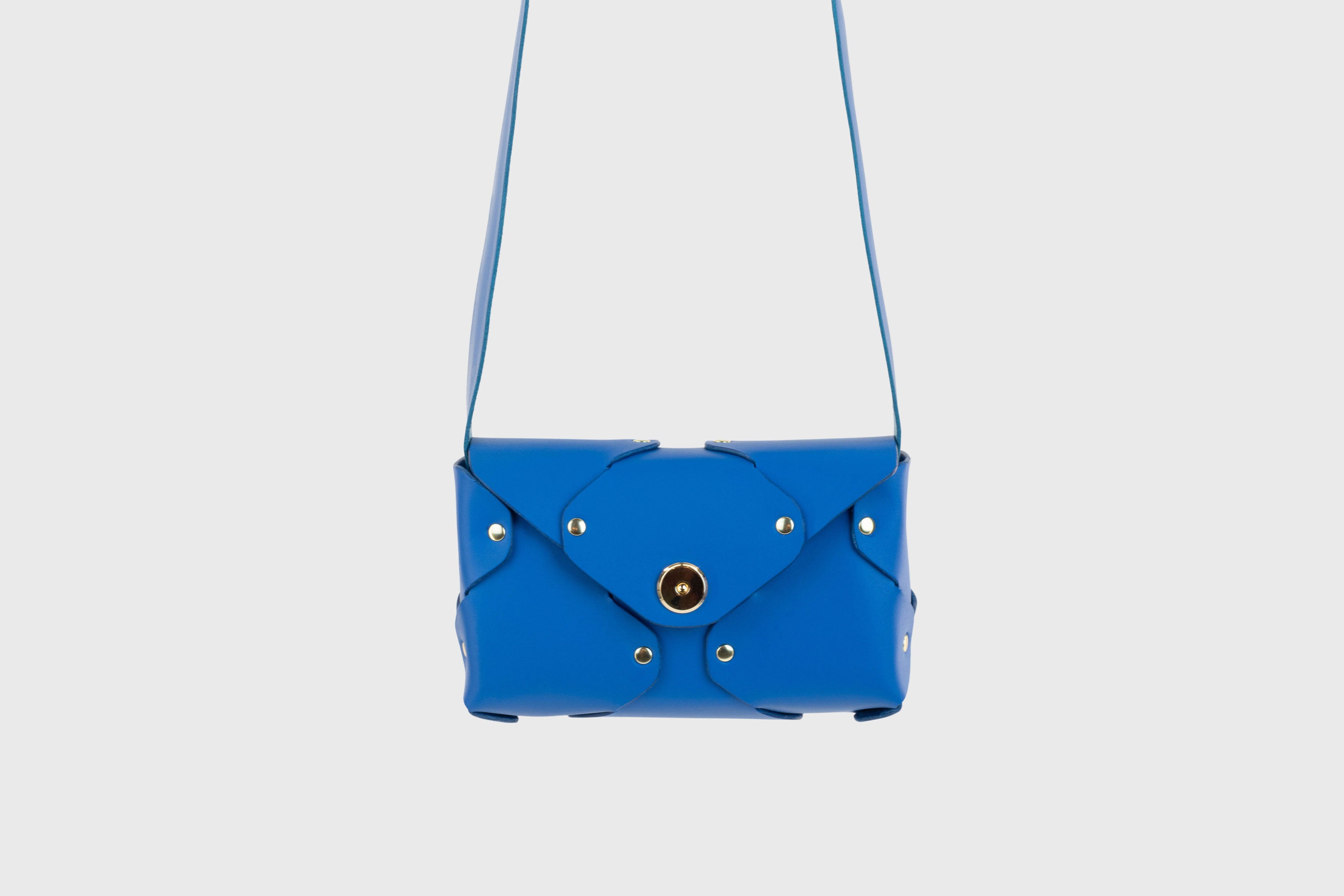 Tamara Bag Royal Blue Color Leather Vegetable Tanned Leather Minimalist Modern Design Rivets Brass Premium Shoulderbag Atelier Madre Manuel Dreesmann Barcelona Spain