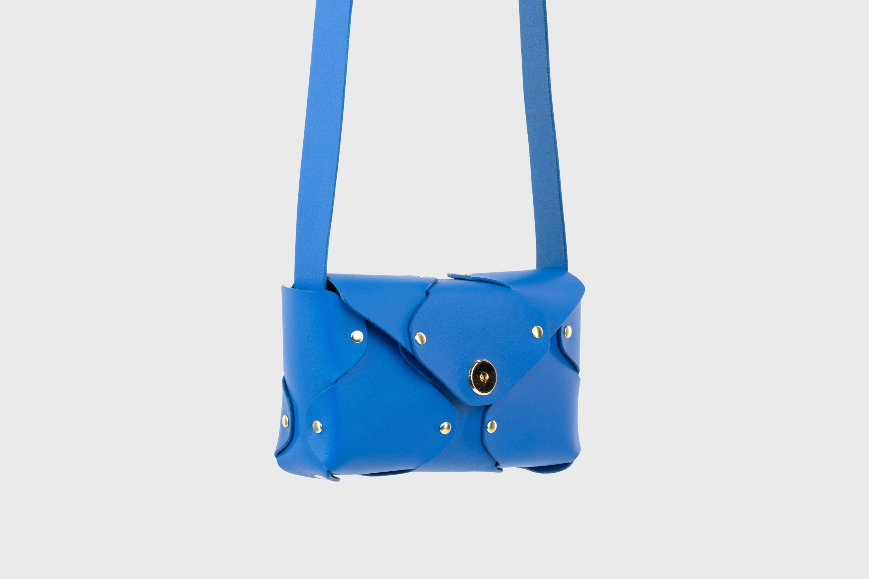 Tamara Bag Royal Blue Color Leather Vegetable Tanned Leather Minimalist Modern Design Rivets Brass Premium Shoulderbag Atelier Madre Manuel Dreesmann Barcelona Spain