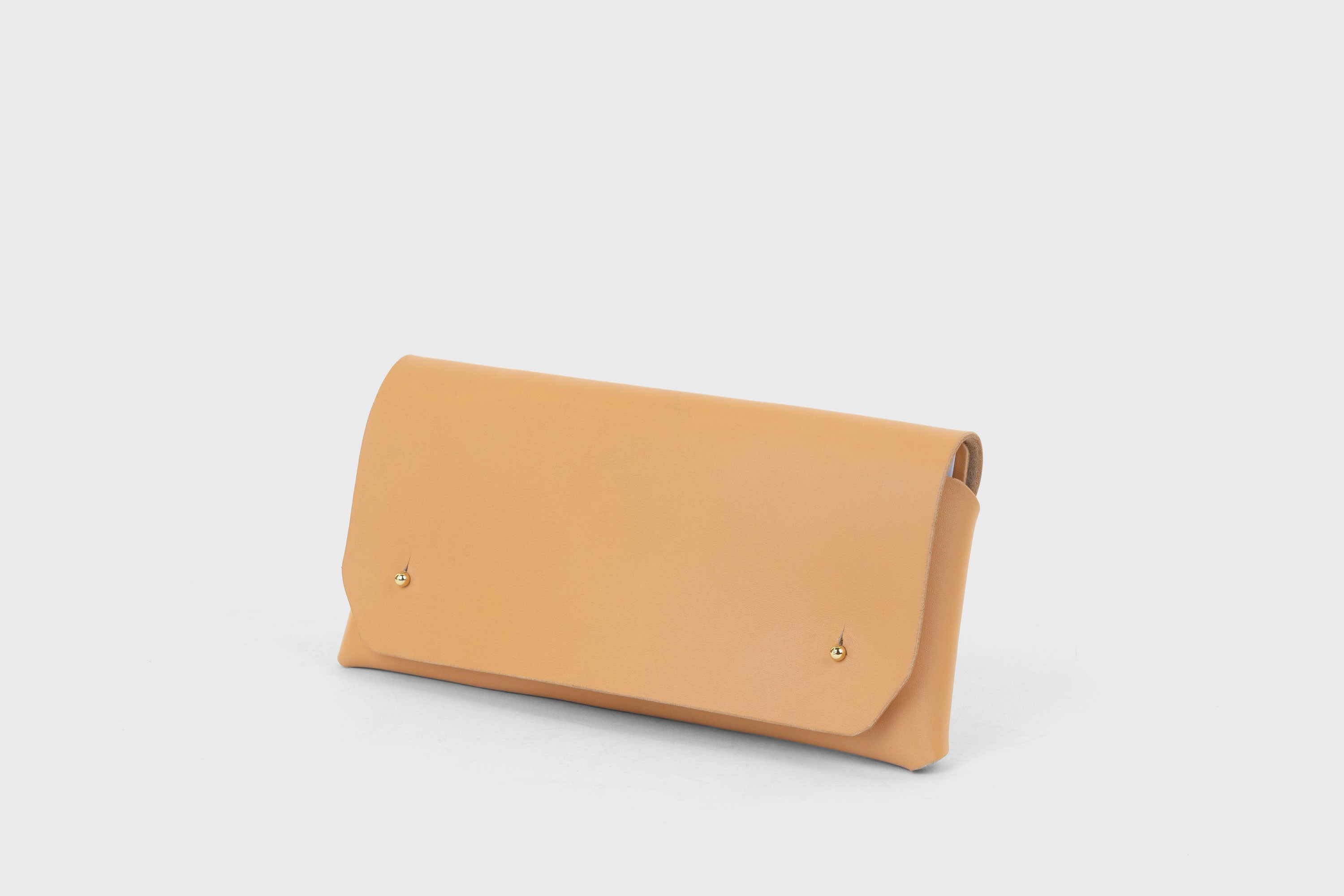 Wallet Pouch Brown Leather Cardholder Phone Minimalistic Design Vegetable Tanned Leather Full Grain Premium Quality Atelier Madre Manuel Dreesmann Barcelona Spain