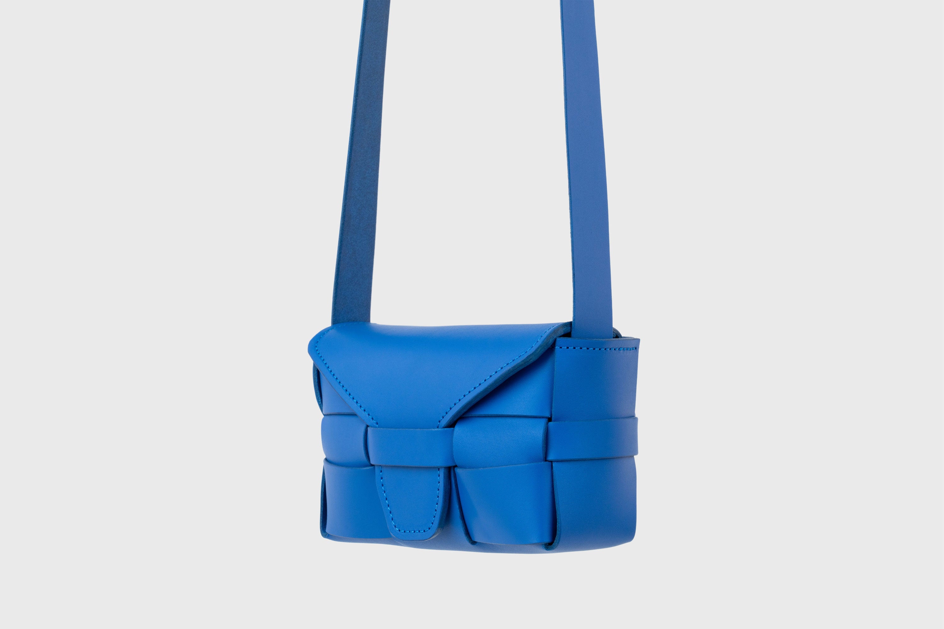 Woven Leather Bag Saka Small Royal Blue Braided Shoulder Bag Crossbody Vegetable Tanned Premium Quality Modern Minimalistic Design Atelier Madre Manuel Dreesmann Barcelona