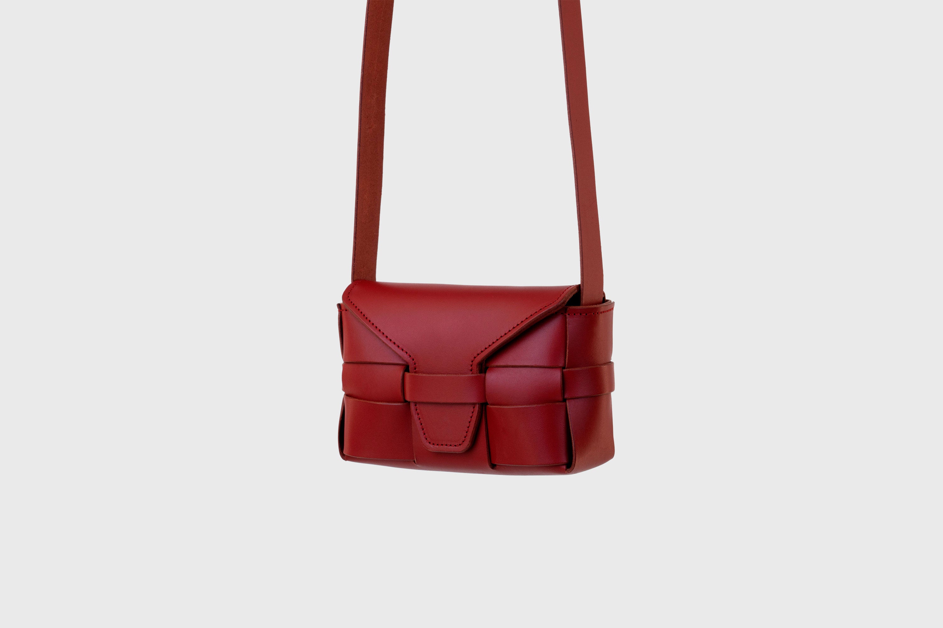 Woven Leather Bag Saka Small Red Braided Shoulder Bag Crossbody Vegetable Tanned Premium Quality Modern Minimalistic Design Atelier Madre Manuel Dreesmann Barcelona