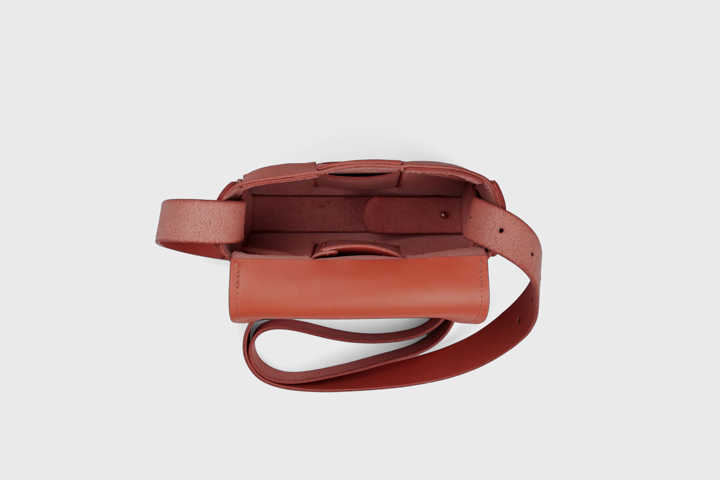 Woven Leather Bag Saka Small Red Braided Shoulder Bag Crossbody Vegetable Tanned Premium Quality Modern Minimalistic Design Atelier Madre Manuel Dreesmann Barcelona