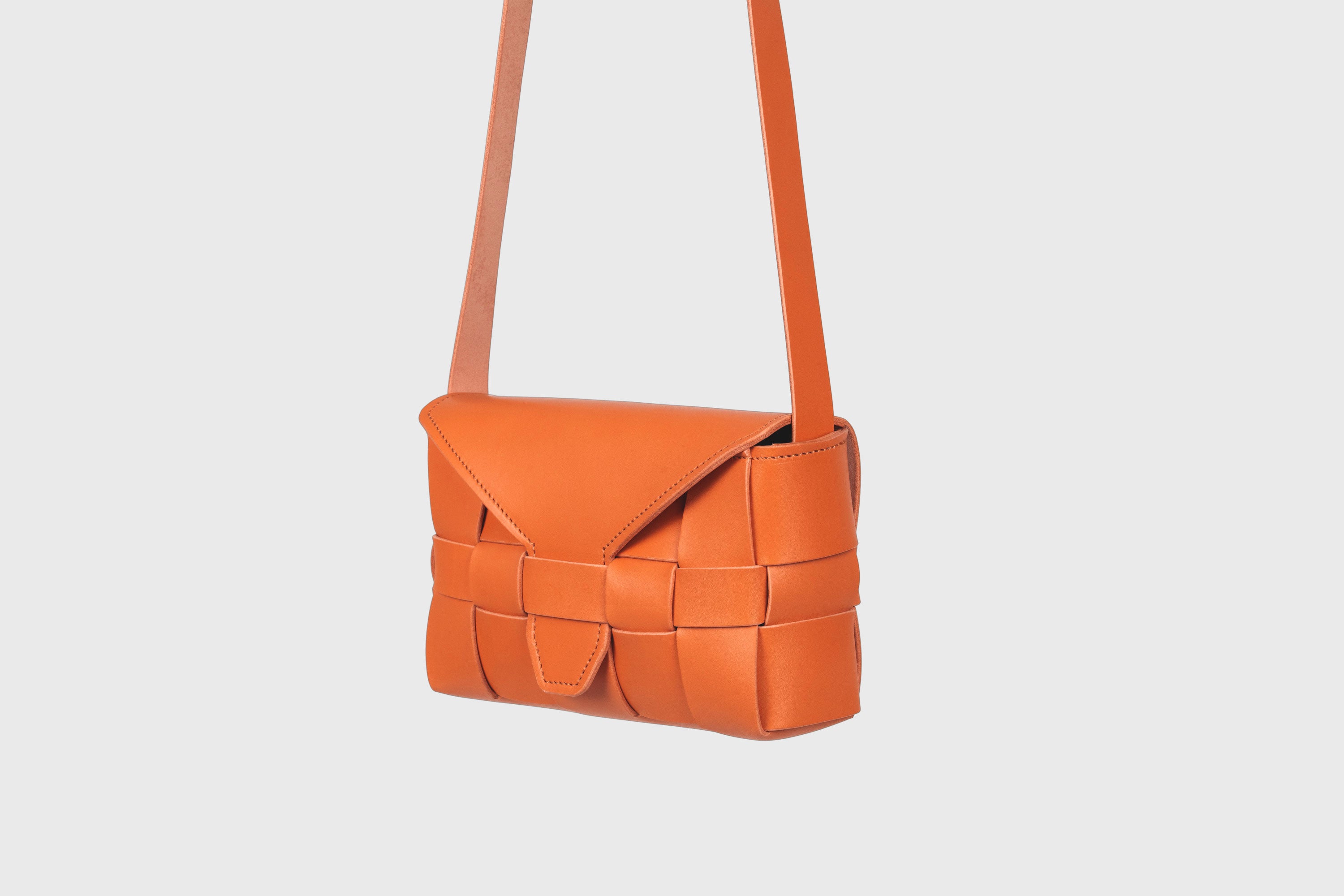 Woven Leather Bag Orange Color Big Saka Braided Leather Vegetable Tanned Leather Modern Minimalist Design Premium Quality Atelier Madre Manuel Dreesmann Barcelona Spain