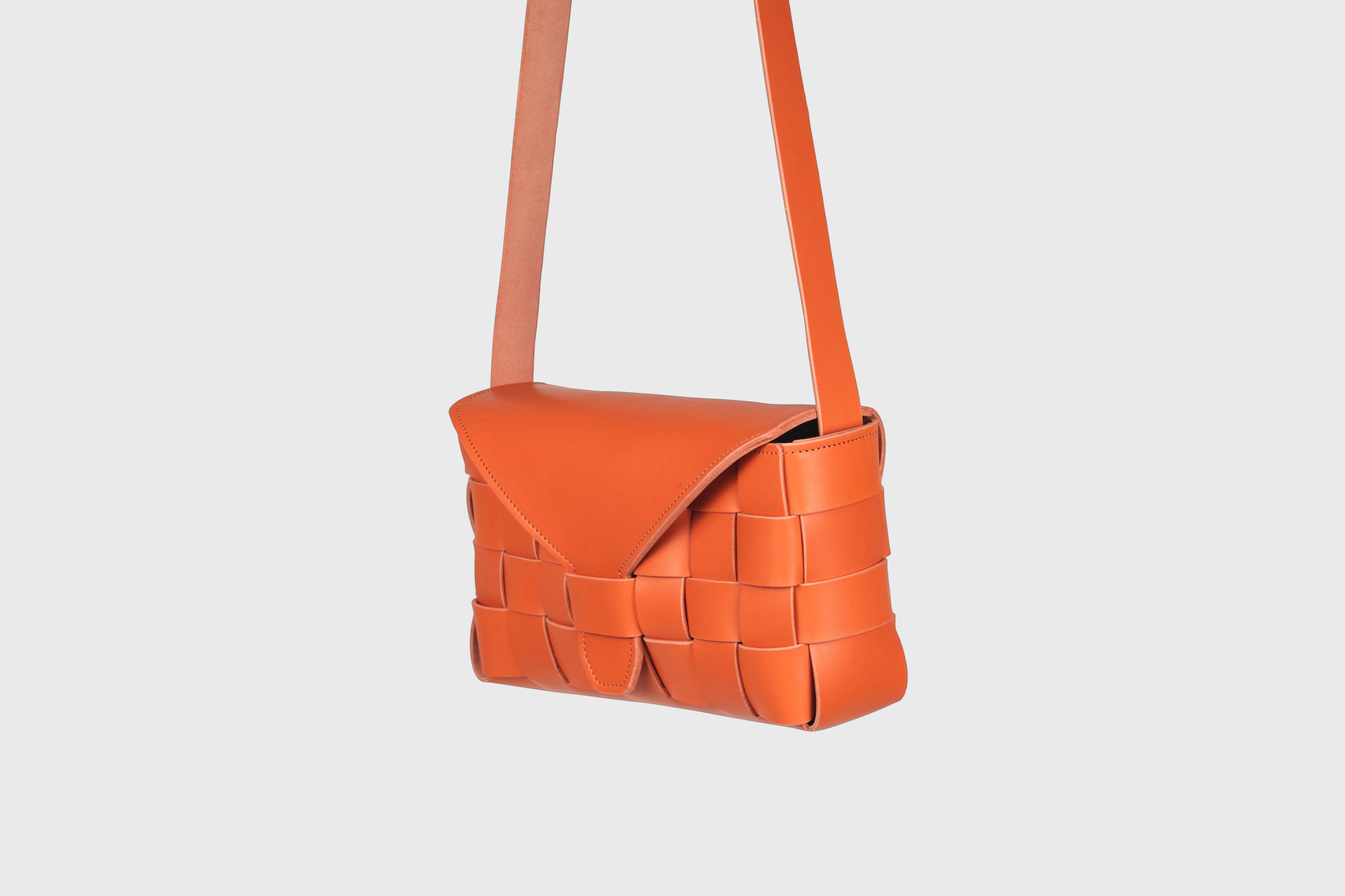 Woven Leather Bag Orange Color Big Saka Braided Leather Vegetable Tanned Leather Modern Minimalist Design Premium Quality Atelier Madre Manuel Dreesmann Barcelona Spain