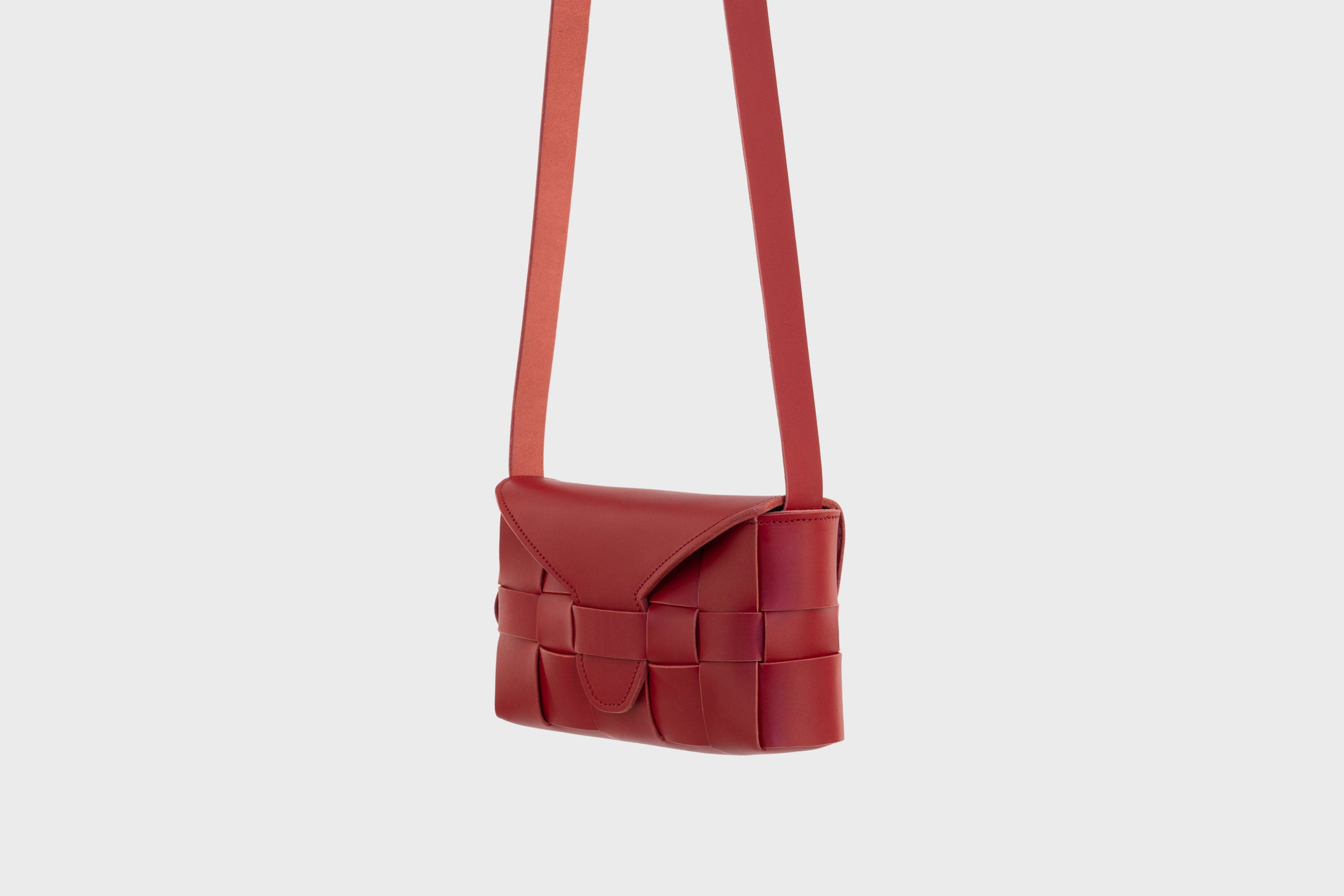 Woven Leather Bag Red Color Big Saka Braided Leather Vegetable Tanned Leather Modern Minimalist Design Premium Quality Atelier Madre Manuel Dreesmann Barcelona Spain