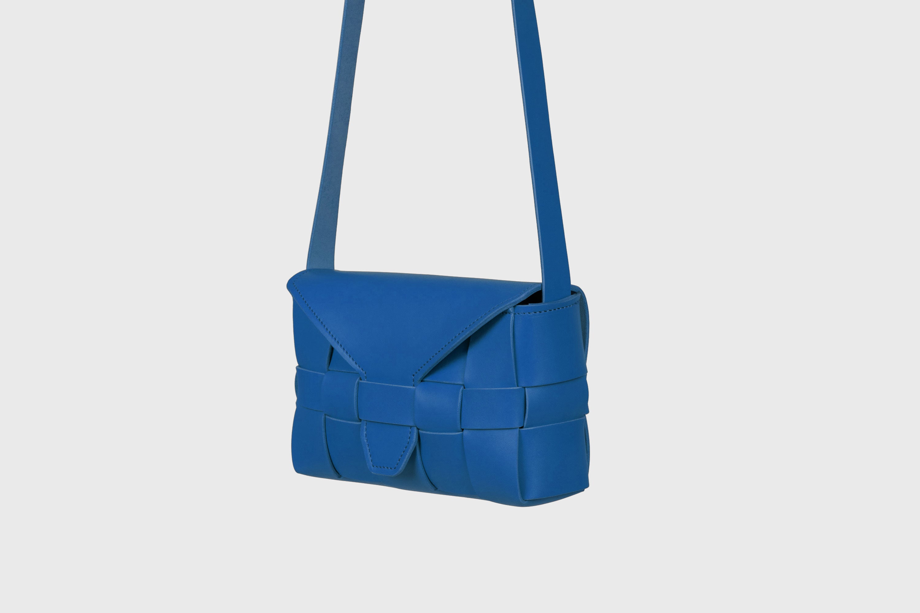 Woven Leather Bag Royal Blue Color Big Saka Braided Leather Vegetable Tanned Leather Modern Minimalist Design Premium Quality Atelier Madre Manuel Dreesmann Barcelona Spain