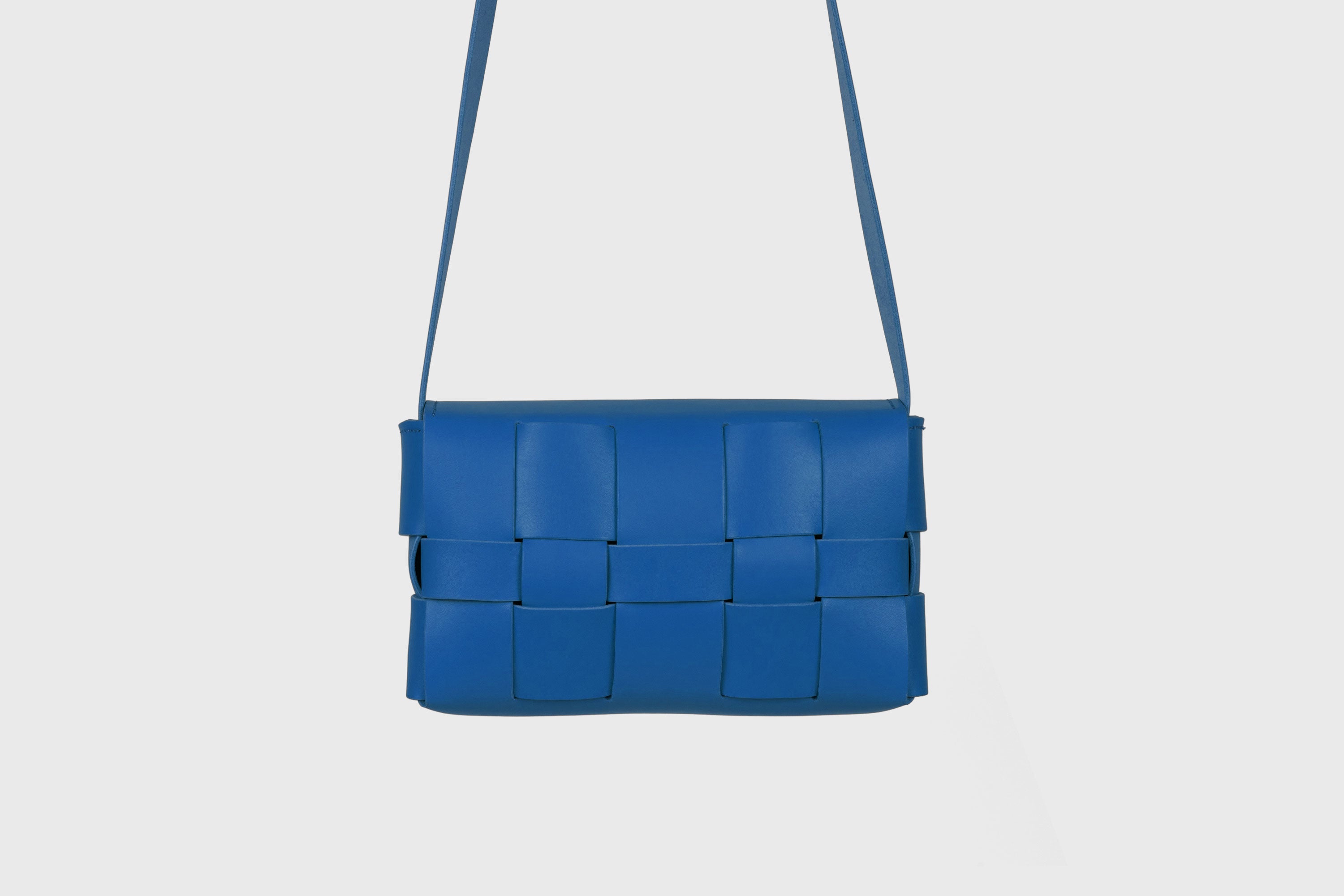 Woven Leather Bag Royal Blue Color Big Saka Braided Leather Vegetable Tanned Leather Modern Minimalist Design Premium Quality Atelier Madre Manuel Dreesmann Barcelona Spain