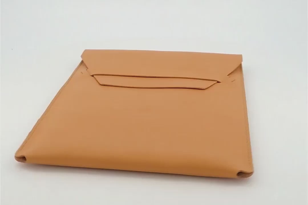 Leather sleeve for MacBook Vertical Sleeve Flap Vertical Premium Minimalistic Design Quality Atelier Madre Manuel Dreesmann Barcelona, Spain