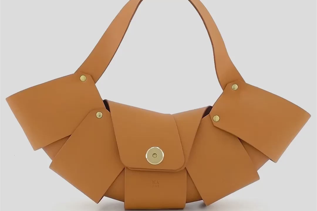 Croissant Bag Brown Leather 360 degree turntable video Magnetic Closure Full Grain Vegetable Tanned Leather High Quality Modern Minimalistic Organic Design Full Brass Rivets Atelier Madre Manuel Dreesmann Barcelona Spain